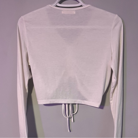 White long sleeve top. Adjustable strings - Picture 2 of 3